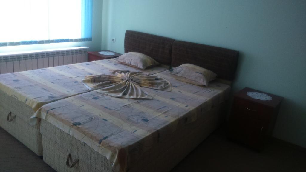 Enjoy Guest House Златни пясъци Стая снимка